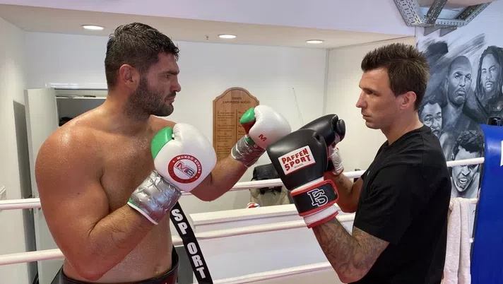 Il pugile Filip Hrgovic assieme a Mario Mandzukic, attaccante dell'AC Milan
