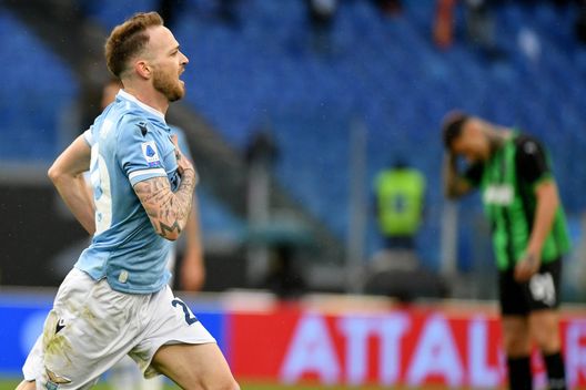 ROME, ITALY - APRIL 02: Manuel Lazzari of SS Lazio celebrates a opening goal during the Serie A match between SS Lazio and US Sassuolo at Stadio Olimpico on April 02, 2022 in Rome, Italy. (Photo by Marco Rosi - SS Lazio/Getty Images) Consigli Fantacalcio, 5 difensori per la prima giornata: turbo Singo e freccia Lazzari!- immagine 3