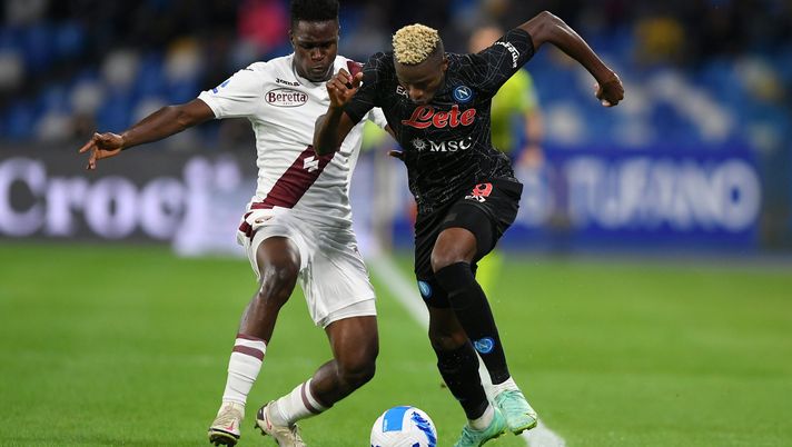 NAPLES, ITALY - OCTOBER 17: Victor Osimhen of SSC Napoli battles for possession with Wilfried Singo of Torino FC during the Serie A match between SSC Napoli and Torino FC at Stadio Diego Armando Maradona on October 17, 2021 in Naples, Italy. (Photo by Francesco Pecoraro/Getty Images) Osimhen ‘unico’ in Serie A, Gazzetta: “È un qualcosa di nuovo” - immagine 1