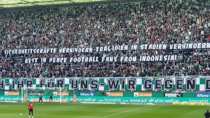 Derby di Vienna, la curva del Rapid contesta i poliziotti per la strage in Indonesia - immagine 1