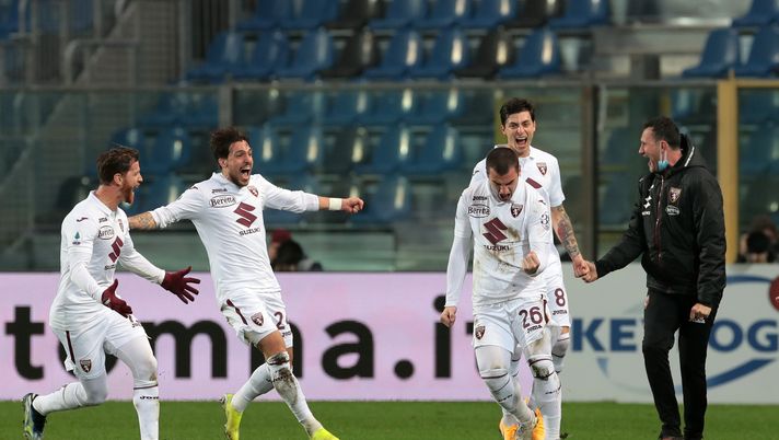 BERGAMO, ITALY - FEBRUARY 06: Federico Bonzzoli of Torino FC celebrates with team mates after scoring their side's third goal during the Serie A match between Atalanta BC  and Torino FC at Gewiss Stadium on February 06, 2021 in Bergamo, Italy. Sporting stadiums around Italy remain under strict restrictions due to the Coronavirus Pandemic as Government social distancing laws prohibit fans inside venues resulting in games being played behind closed doors. (Photo by Emilio Andreoli/Getty Images) 