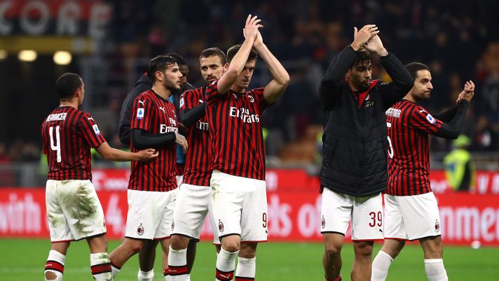 Il Milan ringrazia i propri tifosi dopo una vittoria a 'San Siro' (credits: GETTY Images) 