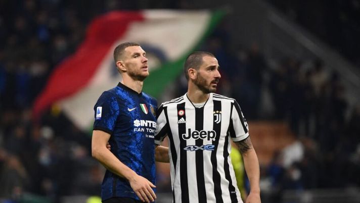 Inter Milan's Bosnian forward Edin Dzeko (L) and Juventus' Italian defender Leonardo Bonucci react at the end of the Italian Serie A football match between Inter and Juventus on October 24, 2021 at the Giuseppe-Meazza (San Siro) stadium in Milan. (Photo by Marco BERTORELLO / AFP) (Photo by MARCO BERTORELLO/AFP via Getty Images) I voti ufficiali al fantacalcio: che Dzeko! Lautaro come Bonucci, la scelta su Bernardeschi - immagine 1