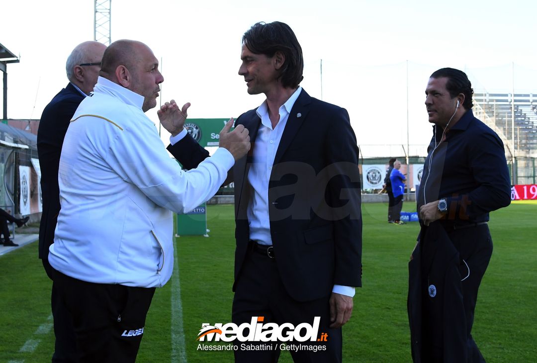  VENICE, ITALY - APRIL 27:  Bruno Tedino head coach of US Citta di Palermo shankes hands with Filippo Inzaghi head coach of Venezia FC before the serie B match between Venezia FC and US Citta di Palermo at Stadio Pier Luigi Penzo on April 27, 2018 in Venice, Italy.  (Photo by Alessandro Sabattini/Getty Images) 