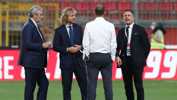 MONZA, ITALY - JULY 31: (L-R) Maurizio Arrivabene, Pavel Nedved, Massimiliano Allegri and Federico Cherubini of Juventus FC before the AC Monza v Juventus FC - Trofeo Berlusconi at Stadio Brianteo on July 31, 2021 in Monza, Italy. (Photo by Marco Luzzani/Getty Images) Juve, il ds Cherubini: “Dybala e il rinnovo? Abbiamo deciso insieme di prendere tempo” - immagine 1
