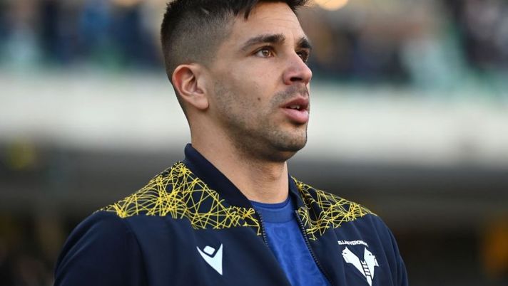 VERONA, ITALY - DECEMBER 12: Giovanni Simeone of Hellas Verona looks on during the Serie A match between Hellas and Atalanta BC at Stadio Marcantonio Bentegodi on December 12, 2021 in Verona, Italy. (Photo by Alessandro Sabattini/Getty Images)  Simeone: “Gol o autogol? Non so se sia mio, c’è stato un rimpallo ma penso che…” - immagine 1