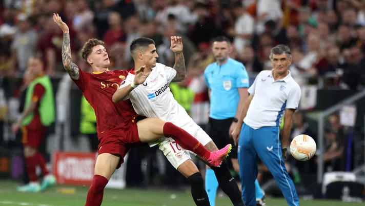 FOTO Siviglia-Roma, tra i tifosi spagnoli spunta una maglia del Napoli sugli spalti - immagine 1