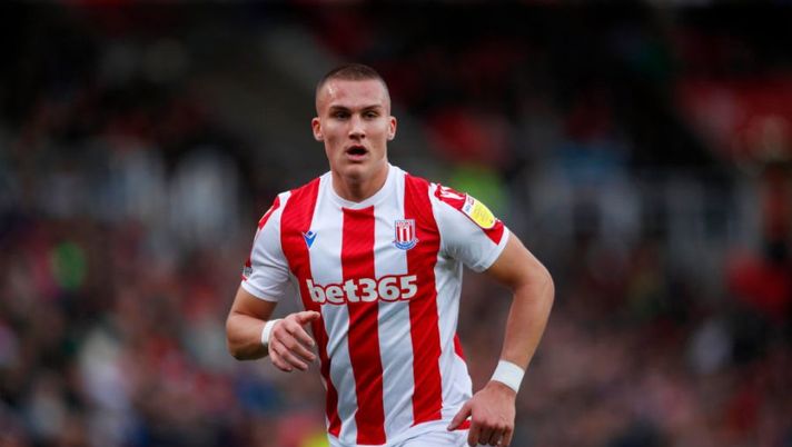 STOKE ON TRENT, ENGLAND - NOVEMBER 20: Leo Ostigard of Stoke City looks on during the Sky Bet Championship match between Stoke City and Peterborough United at Bet365 Stadium on November 20, 2021 in Stoke on Trent, England. (Photo by Malcolm Couzens/Getty Images) UFFICIALE – Genoa, preso Østigard dal Birghton: la formula dell’affare - immagine 1