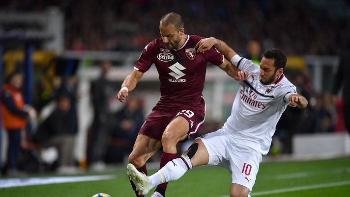 Lorenzo De Silvestri e Hakan Calhanoglu in Torino-Milan, Getty Images 