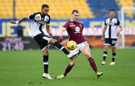 PARMA, ITALY - JANUARY 03: Hernani of Parma battles for possession with Andrea Belotti of Torino during the Serie A match between Parma Calcio and Torino FC at Stadio Ennio Tardini on January 03, 2021 in Parma, Italy. Sporting stadiums around Italy remain under strict restrictions due to the Coronavirus Pandemic as Government social distancing laws prohibit fans inside venues resulting in games being played behind closed doors. (Photo by Alessandro Sabattini/Getty Images) PARMA, ITALY - JANUARY 03: Hernani of Parma battles for possession with Andrea Belotti of Torino during the Serie A match between Parma Calcio and Torino FC at Stadio Ennio Tardini on January 03, 2021 in Parma, Italy. Sporting stadiums around Italy remain under strict restrictions due to the Coronavirus Pandemic as Government social distancing laws prohibit fans inside venues resulting in games being played behind closed doors. (Photo by Alessandro Sabattini/Getty Images)
