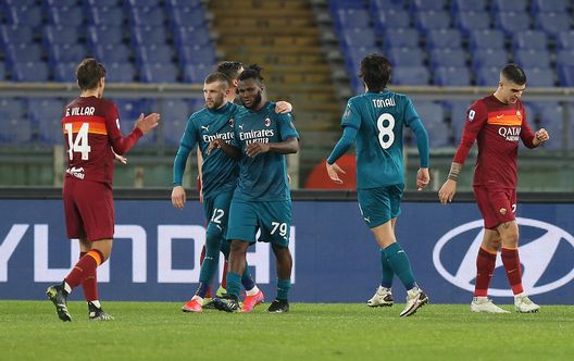 Kessie, Rebic e Tonali esultano dopo il goal dell'ivoriano contro la Roma Kessie, Rebic e Tonali esultano dopo il goal dell'ivoriano contro la Roma