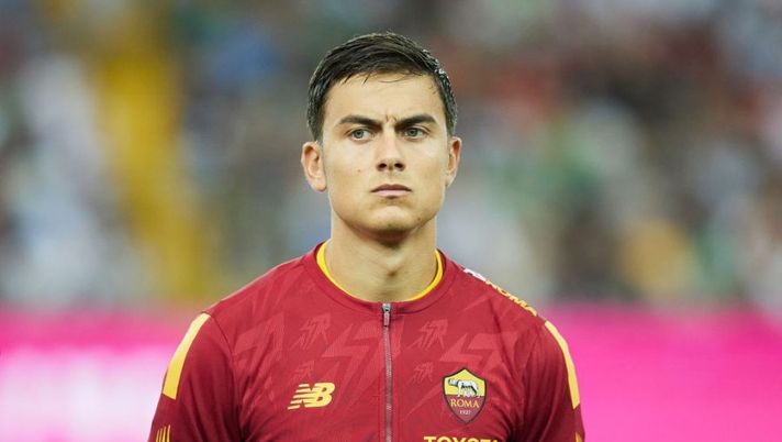 UDINE, ITALY - SEPTEMBER 04: Paulo Dybala of AS Roma looks on during the Serie A match between Udinese Calcio and AS Roma at Dacia Arena on September 04, 2022 in Udine, Italy. (Photo by Emmanuele Ciancaglini/Getty Images) Zaniolo, novità Zalewski e le ultime su Dybala: tutto sulla formazione della Roma - immagine 1