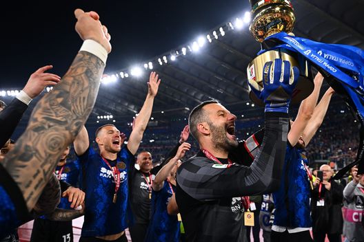 ROME, ITALY - MAY 11: Samir Handanovic of FC Internazionale celebrate with the trophy after winning the Coppa Italia Final match between Juventus and FC Internazionale at Stadio Olimpico on May 11, 2022 in Rome, Italy. (Photo by Mattia Ozbot - Inter/Inter via Getty Images) Brambati: “Scudetto? Do il 10% di possibilità all’Inter e il 90% al Milan”- immagine 2