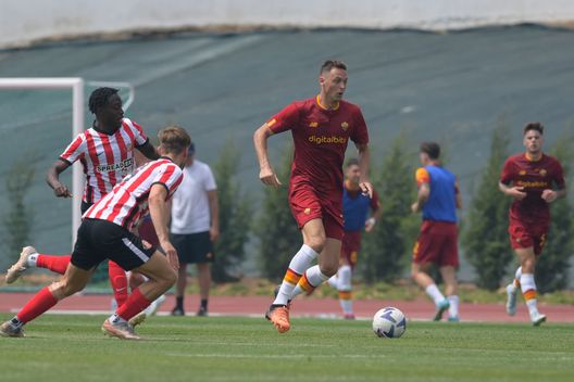 ALBUFEIRA, PORTUGAL - JULY 13: Namanja Matic of AS Roma in action during the friendly match between AS Roma and Sunderland at Albufeira Muncipal Stadium on July 13, 2022 in Albufeira, Portugal. (Photo by Fabio Rossi/AS Roma via Getty Images) Roma, in attesa di colpi comanda Matic: impatto positivo fuori e dentro il campo- immagine 2