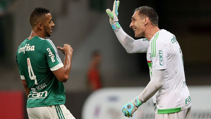 SAO PAULO, BRAZIL - MARCH 03: Fernando Prass of Palmeiras talks to Vitor Hugo during a match between Palmeiras and Rosario as part of Group 2 of Copa Bridgestone Libertadores at Allianz Parque on March 3, 2016 in Sao Paulo, Brazil. (Photo by Friedemann Vogel/Getty Images) Fiorentina, la sorpresa Vitor Hugo e una previsione per il fanta: “Farà diversi gol di testa” - immagine 1