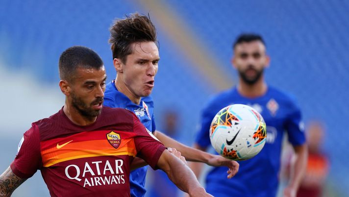 ROME, ITALY - JULY 26:  Leonardo Spinazzola of AS Roma competes for the ball with Federico Chiesa of ACF Fiorentina during the Serie A match between AS Roma and ACF Fiorentina at Stadio Olimpico on July 26, 2020 in Rome, Italy.  (Photo by Paolo Bruno/Getty Images) 