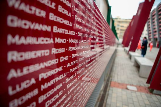 Foto: Nderim Kaceli Grande Torino: la Mole Antonelliana e i ponti sul Po si illuminano di granata- immagine 2