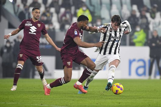 TURIN, ITALY - FEBRUARY 18: Dusan Vlahovic of Juventus competes for the ball with Gleison Bremer of Torino FC during the Serie A match between Juventus and Torino FC at Allianz Stadium on February 18, 2022 in Turin, Italy. (Photo by Filippo Alfero - Juventus FC/Juventus FC via Getty Images) Torino, Bremer annulla (di nuovo) Vlahovic: il suo valore è in continuo aumento- immagine 3
