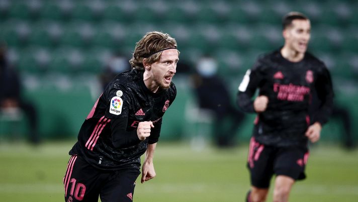 ELCHE, SPAIN - DECEMBER 30: Luka Modric of Real Madrid celebrates after scoring his sides first goal during the La Liga Santander match between Elche CF and Real Madrid at Estadio Martinez Valero on December 30, 2020 in Elche, Spain. Sporting stadiums around Spain remain under strict restrictions due to the Coronavirus Pandemic as Government social distancing laws prohibit fans inside venues resulting in games being played behind closed doors. (Photo by Eric Alonso/Getty Images) 150 volte Modric, il centrocampista nel club dei grandissimi: con tanta “Italia”…- immagine 2