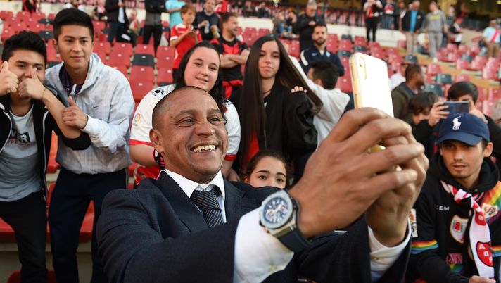 MADRID, SPAIN - APRIL 28: Former  Real Madrid player Roberto Carlos takes a selfie with fans prior to the La Liga match between Rayo Vallecano de Madrid and Real Madrid CF at Campo de Futbol de Vallecas on April 28, 2019 in Madrid, Spain. (Photo by Denis Doyle/Getty Images) 