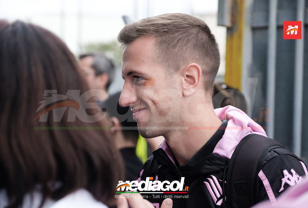 FOTO Cagliari-Palermo, i Rosanero in partenza dal “Renzo Barbera” (GALLERY) - immagine 7