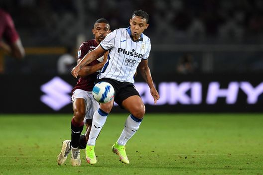 TURIN, ITALY - AUGUST 21: Gleison Bremer (L) of Torino FC competes with Luis Muriel of Atalanta BC during the Serie A match between Torino FC and Atalanta BC at Stadio Olimpico di Torino on August 21, 2021 in Turin, Italy. (Photo by Valerio Pennicino/Getty Images) TURIN, ITALY - AUGUST 21: Gleison Bremer (L) of Torino FC competes with Luis Muriel of Atalanta BC during the Serie A match between Torino FC and Atalanta BC at Stadio Olimpico di Torino on August 21, 2021 in Turin, Italy. (Photo by Valerio Pennicino/Getty Images)