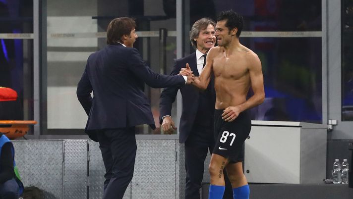 MILAN, ITALY - OCTOBER 23: Antonio Candreva of FC Internazionale celebrates after his goal of 2-0 with head coach Antonio Conte during the UEFA Champions League group F match between FC Internazionale and Borussia Dortmund at Giuseppe Meazza Stadium on October 23, 2019 in Milan, Italy. (Photo by Marco Luzzani - Inter/Inter via Getty Images) MILAN, ITALY - OCTOBER 23: Antonio Candreva of FC Internazionale celebrates after his goal of 2-0 with head coach Antonio Conte during the UEFA Champions League group F match between FC Internazionale and Borussia Dortmund at Giuseppe Meazza Stadium on October 23, 2019 in Milan, Italy. (Photo by Marco Luzzani - Inter/Inter via Getty Images)