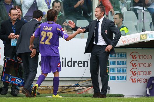 FLORENCE, ITALY - SEPTEMBER 26: Sinisa Mihajlovic (R) the coach of ACF Fiorentina celebrates his player Adem Ljajic during the Serie A match between Fiorentina and Parma at Stadio Artemio Franchi on September 26, 2010 in Florence, Italy. (Photo by Paolo Bruno/Getty Images) Mihajlovic e quel periodo duro alla Fiorentina: la stima non mancò mai- immagine 2