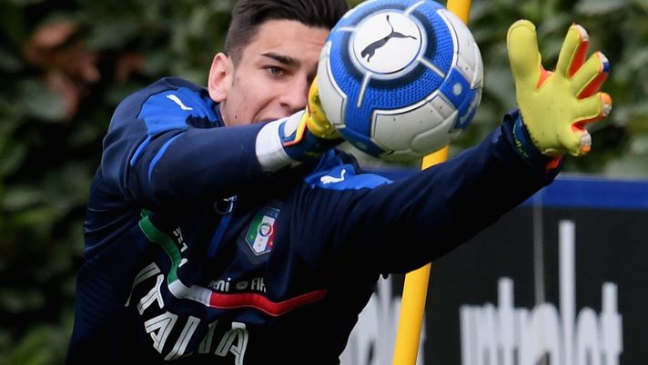 FLORENCE, ITALY - MARCH 23: Alex Meret of Italy in action during the training session at the club's training ground at Coverciano on March 23, 2017 in Florence, Italy. (Photo by Claudio Villa/Getty Images) FLORENCE, ITALY - MARCH 23: Alex Meret of Italy in action during the training session at the club's training ground at Coverciano on March 23, 2017 in Florence, Italy. (Photo by Claudio Villa/Getty Images)