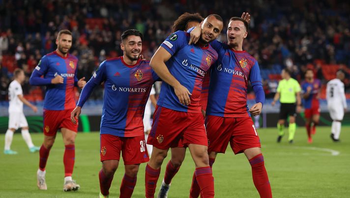 BASEL, SWITZERLAND - SEPTEMBER 30: Arthur Cabral of FC Basel celebrates with team mate Liam Millar after scoring their sides first goal during the UEFA Europa Conference League group H match between FC Basel and FK Kairat at St Jakob-Park on September 30, 2021 in Basel, Switzerland. (Photo by Alex Grimm/Getty Images) VN – Operazione chiusa per Cabral, tutto fatto col Basilea - immagine 1