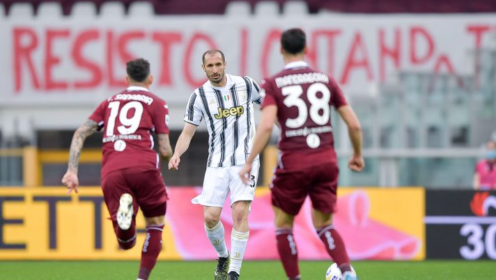 TURIN, ITALY - APRIL 03: Giorgio Chiellini of Juventus is challenged by  Arnaldo Antonio Sanabria of Torino FC during the Serie A match between Torino FC and Juventus at Stadio Olimpico di Torino on April 03, 2021 in Turin, Italy. Sporting stadiums around Italy remain under strict restrictions due to the Coronavirus Pandemic as Government social distancing laws prohibit fans inside venues resulting in games being played behind closed doors. (Photo by Daniele Badolato - Juventus FC/Juventus FC via Getty Images) 