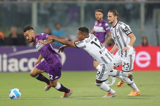 FLORENCE, ITALY - MAY 21: Nicolas Gonzalez of ACF Fiorentina in action against Alex Sandro Lobo Silva of Juventus during the Serie A match between ACF Fiorentina and Juventus at Stadio Artemio Franchi on May 21, 2022 in Florence, Italy. (Photo by Gabriele Maltinti/Getty Images) Gonzalez vs Alex Sandro