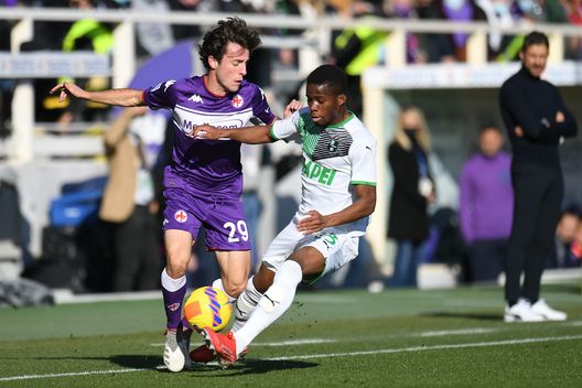 FLORENCE, ITALY - DECEMBER 19: Alvaro Odriozola of ACF Fiorentina competes for the ball with Hamed Traore of US Sassuolo during the Serie A match between ACF Fiorentina and US Sassuolo at Stadio Artemio Franchi on December 19, 2021 in Florence, Italy. (Photo by Alessandro Sabattini/Getty Images) Odriozola in Fiorentina-Sassuolo del 19/12/2021