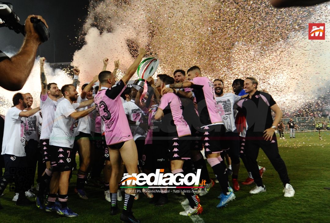 FOTO Palermo in Serie B, i festeggiamenti dei rosanero al Renzo Barbera (Gallery) - immagine 20