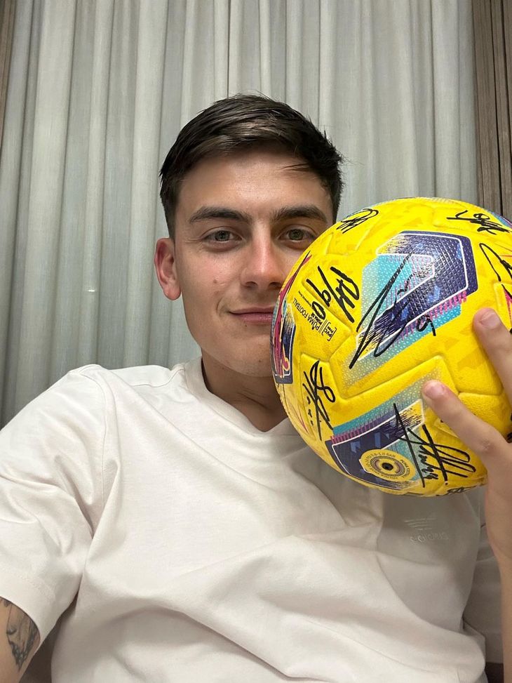 Roma, la festa social di Dybala: foto con il pallone della tripletta- immagine 2