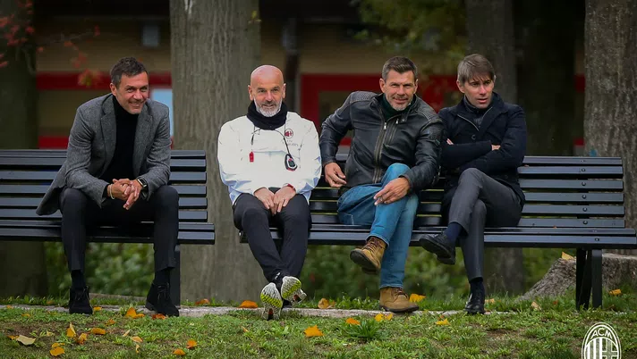 Paolo Maldini, Stefano Pioli, Zvonimir Boban e Frederic Massara, dirigenti ed allenatore del Milan, a Milanello (credits: acmilan.com)