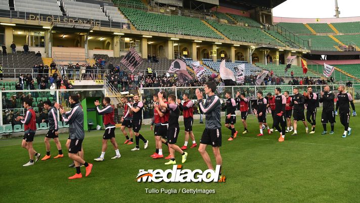 PALERMO, ITALY - MARCH 28: Players of Palermo greet supporters after a training session at Stadio Renzo Barbera on March 28, 2019 in Palermo, Italy. (Photo by Tullio M. Puglia/Getty Images) 