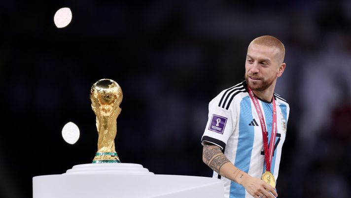 LUSAIL CITY, QATAR - DECEMBER 18: Alejandro Gomez of Argentina walks past the The FIFA World Cup Qatar 2022 Winner's Trophy after the team's victory during the FIFA World Cup Qatar 2022 Final match between Argentina and France at Lusail Stadium on December 18, 2022 in Lusail City, Qatar. (Photo by Clive Brunskill/Getty Images) Argentina, l’assurda teoria sul motivo dell’esclusione del Papu Gomez - immagine 1