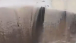 Maltempo a Crotone: si apre voragine gigante in strada (VIDEO)