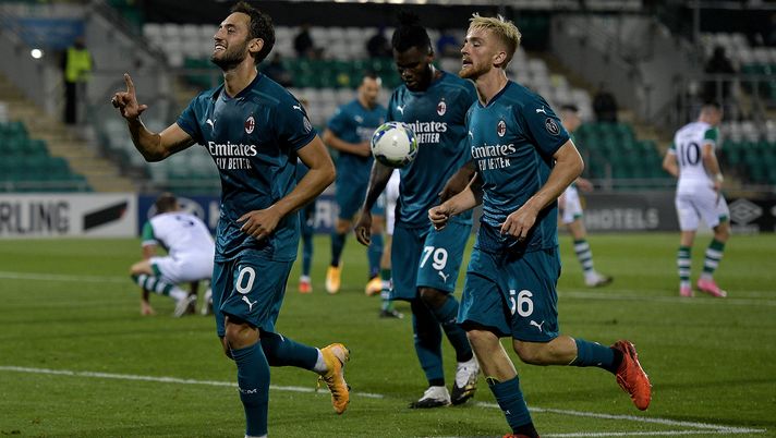 TALLAGHT, IRELAND - SEPTEMBER 17: Hakan Calhanoglu of AC Milan celebrates after scoring his team's second goal during the UEFA Europa League second qualifying round match between Shamrock Rovers and AC Milan at Tallaght Stadium on September 17, 2020 in Tallaght, Ireland. (Photo by Charles McQuillan/Getty Images) TALLAGHT, IRELAND - SEPTEMBER 17: Hakan Calhanoglu of AC Milan celebrates after scoring his team's second goal during the UEFA Europa League second qualifying round match between Shamrock Rovers and AC Milan at Tallaght Stadium on September 17, 2020 in Tallaght, Ireland. (Photo by Charles McQuillan/Getty Images)