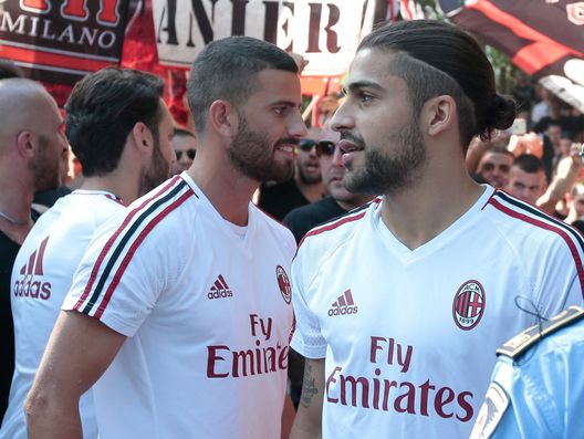 CAIRATE, ITALY - JULY 05: Ricardo Rodriguez of AC Milan (R) with his teammate Mateo Pablo Musacchio greet the fans prior to the AC Milan training session at the club's training ground Milanello on July 5, 2017 in Cairate, Italy. (Photo by Emilio Andreoli/Getty Images) CAIRATE, ITALY - JULY 05: Ricardo Rodriguez of AC Milan (R) with his teammate Mateo Pablo Musacchio greet the fans prior to the AC Milan training session at the club's training ground Milanello on July 5, 2017 in Cairate, Italy. (Photo by Emilio Andreoli/Getty Images)