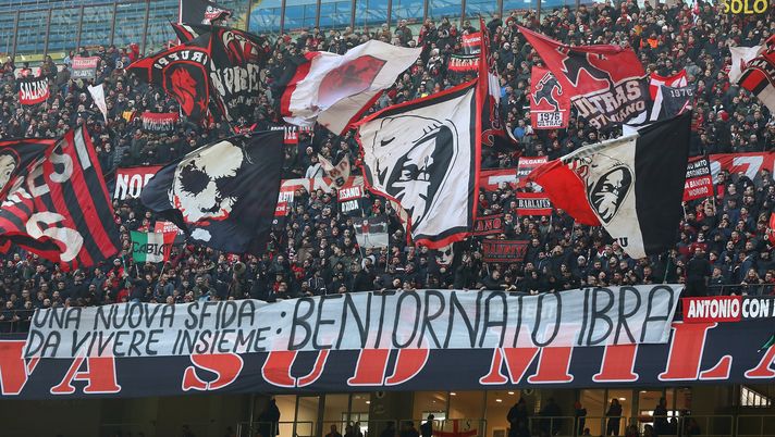 Lo striscione in Curva Sud per Zlatan Ibrahimovic in Milan-Sampdoria (credits: GETTY Images) 