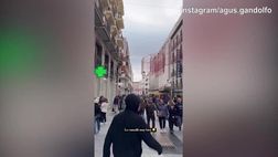 Inter, Lautaro Martínez si camuffa per un giro in centro | VIDEO