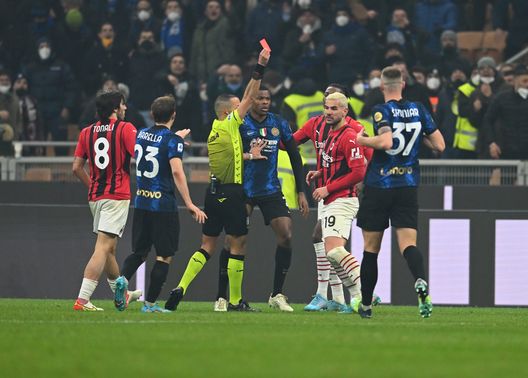 Espulsione Theo Hernandez nel derby Inter-Milan (Getty Images) Espulsione Theo Hernandez nel derby Inter-Milan