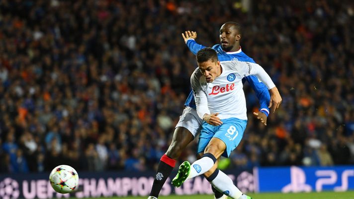 GLASGOW, SCOTLAND - SEPTEMBER 14: Giacomo Raspadori of SSC Napoli scores their side's second goal whilst under pressure from Glen Kamara of Rangers during the UEFA Champions League group A match between Rangers FC and SSC Napoli at Ibrox Stadium on September 14, 2022 in Glasgow, Scotland. (Photo by Stu Forster/Getty Images) raspadori napoli