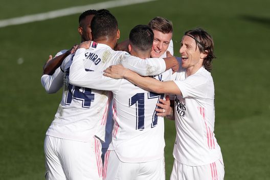 I calciatori del Real Madrid festeggiano dopo un gol I calciatori del Real Madrid festeggiano dopo un gol