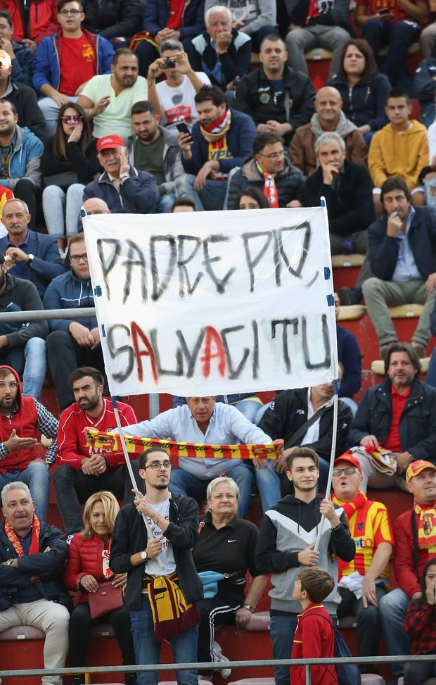 BENEVENTO, ITALY - SEPTEMBER 20: Fans of Benevento during the Serie A match between Benevento Calcio and AS Roma at Stadio Ciro Vigorito on September 20, 2017 in Benevento, Italy. (Photo by Maurizio Lagana/Getty Images) BENEVENTO, ITALY - SEPTEMBER 20: Fans of Benevento during the Serie A match between Benevento Calcio and AS Roma at Stadio Ciro Vigorito on September 20, 2017 in Benevento, Italy. (Photo by Maurizio Lagana/Getty Images)