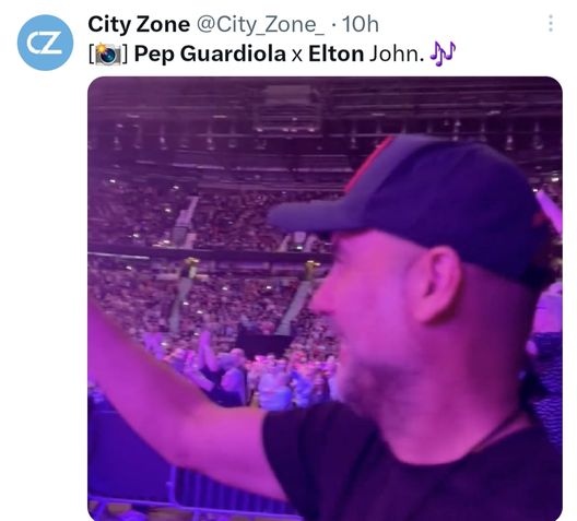 Lo aspetta il derby di FA Cup, ma Pep si distrae: scatenato al concerto di Elton John…- immagine 2
