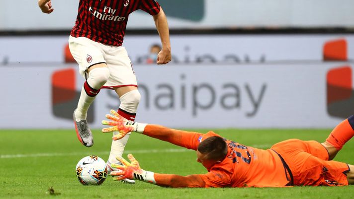 MILAN, ITALY - JULY 18:  Ante Rebic of AC Milan is challenged by Lukasz Skorupski of Bologna FC during the Serie A match between AC Milan and Bologna FC at Stadio Giuseppe Meazza on July 18, 2020 in Milan, Italy.  (Photo by Marco Luzzani/Getty Images) 