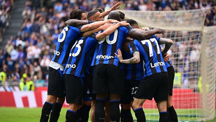 MILAN, ITALY - APRIL 30: Henrikh Mkhitaryan of FC Internazionale celebrates with team-mates after scoring the goal (the goal was then disallowed) during the Serie A match between FC Internazionale and SS Lazio at Stadio Giuseppe Meazza on April 30, 2023 in Milan, Italy. (Photo by Mattia Ozbot - Inter/Inter via Getty Images) Serie A, Inter-Lazio 3-1: i nerazzurri agganciano la Roma e il Milan - immagine 1